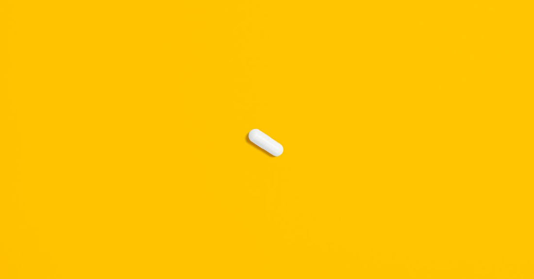 An array of everyday vitamins and supplements arranged on a clean surface, illustrating how to choose everyday vitamins & supplements with confidence.